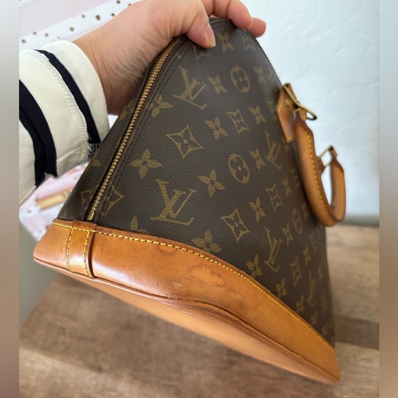 Louis Vuitton Monogram Alma - Picture 9 of 17